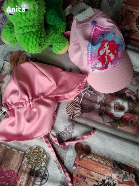 розова шапка с козирка и русалка, снимка 1