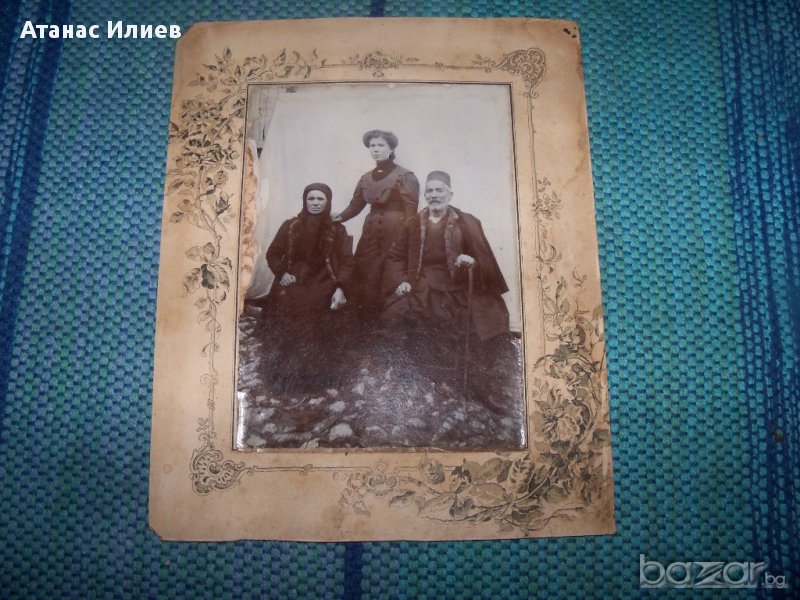 Стара фотография на българско семейство, снимка 1