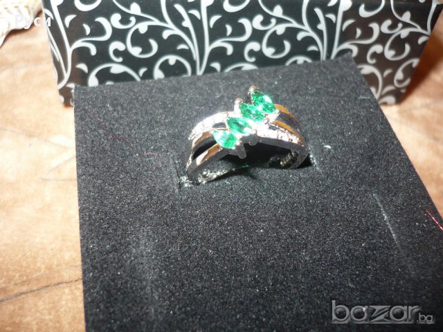 Пръстен сребърно покритие с 4 зелени кристали