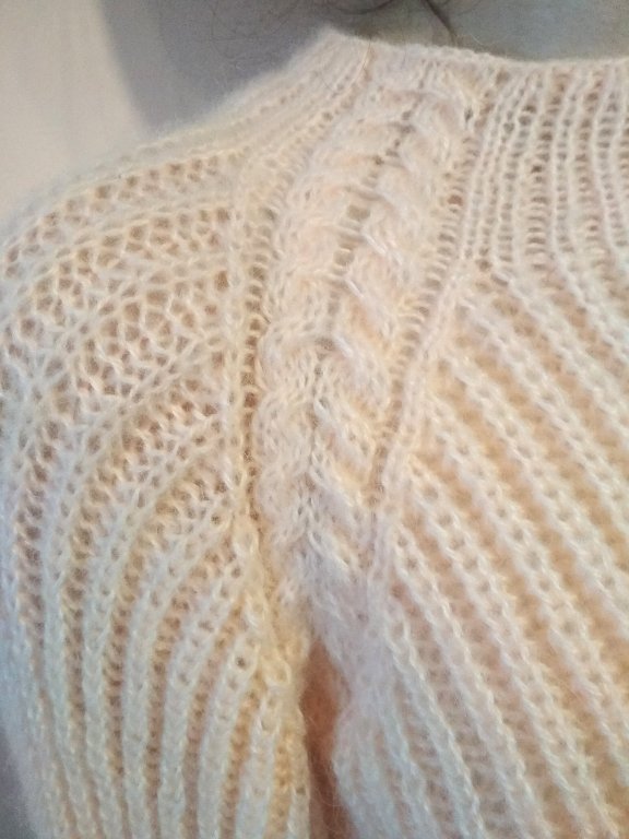 Ръчно плетен пуловер с реглан ръкав в Блузи с дълъг ръкав и пуловери в гр.  Радомир - ID25166757 — Bazar.bg