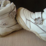 Бели боти / ботушки за зимата на APAWWA - ест. кожа, н. 25, снимка 2 - Детски боти и ботуши - 12115282