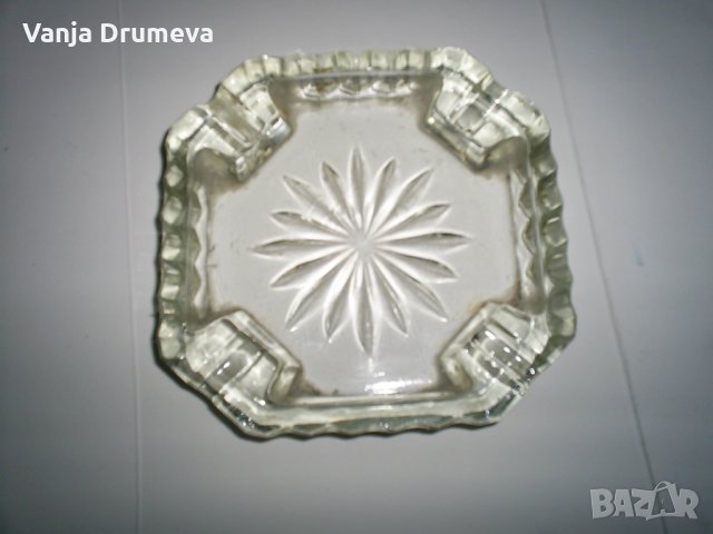 стар пепелник от тежко стъкло