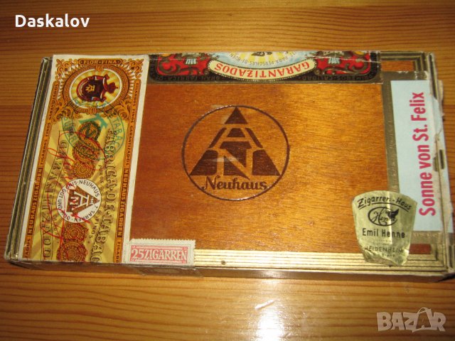 Продавам вкаменелости в дървена кутия