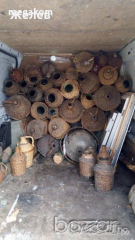 Стъклени дамаджани всякакъв размер.