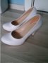 Бели обувки на ток, снимка 1 - Дамски обувки на ток - 16069166