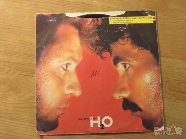 малка грамофонна плоча - Maneater- изд.70те г., снимка 2 - Грамофонни плочи - 24831235