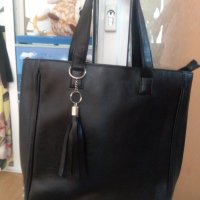 Черна чанта с аксесоар , снимка 1 - Чанти - 22601593