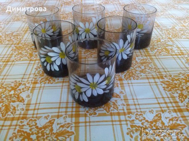 Комплект фабрично рисувани чаши за ракия с маргаритки, снимка 2 - Сервизи - 18644891