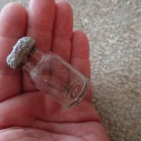малко стъклено шишенце, изхвърлено от морето, снимка 1 - Колекции - 22246276