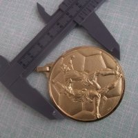 вьзпоменателен медал .шампионска купа 1985 г., снимка 3 - Фен артикули - 20851036