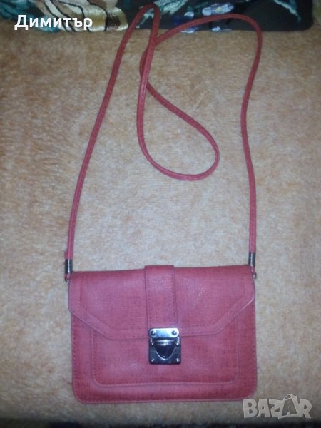 Продавам червена чанта 18 на 12сантиметра с четери прегради, снимка 1