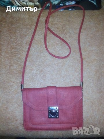 Продавам червена чанта 18 на 12сантиметра с четери прегради