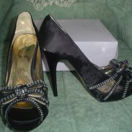 Черни обувки с  декорация , снимка 4 - Дамски обувки на ток - 10663510