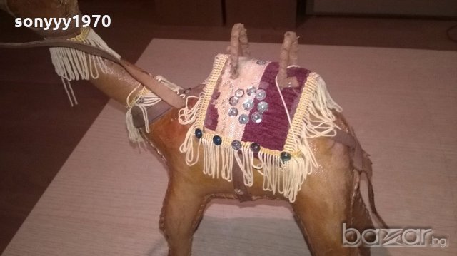 камила 30х30х10см-кожа-внос швеицария, снимка 7 - Антикварни и старинни предмети - 18711435
