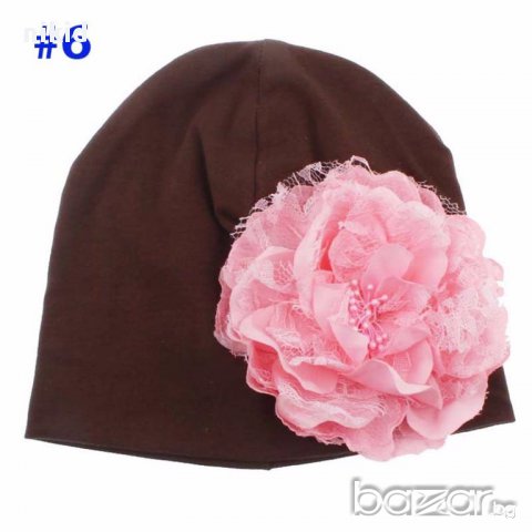 Кафява красива детска шапка с нежно цвете , снимка 1 - Шапки, шалове и ръкавици - 16856891