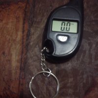  Електронен уред с батерия за измерване на налягането в гумите на кола автомобили с и без емблеми, снимка 5 - Аксесоари и консумативи - 21923067