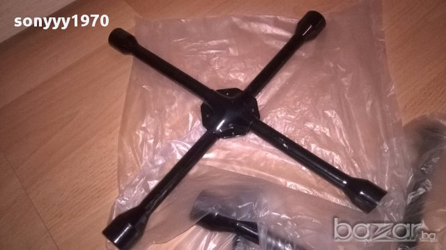 Нов ключ за гуми 35х35см-17/19/21/23мм, снимка 2 - Аксесоари и консумативи - 17592646