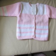 Прекрасна машинно плетена жилетка в бяло и розово размер 30, нова, снимка 1 - Детски пуловери и жилетки - 15826536