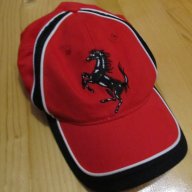Оригинална червена шапка с черни линии  FERRARI , ферари . , снимка 2 - Шапки - 13777969