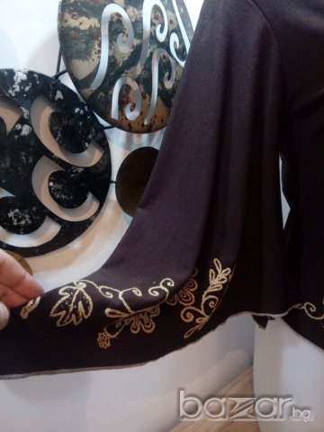 Уникалн блузка с един ръкав,голо рамо и бродерия, снимка 2 - Туники - 20314431