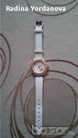 Часовник с бяла каишка и златист циферблат, снимка 2 - Дамски - 17072893