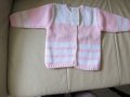 Прекрасна машинно плетена жилетка в бяло и розово размер 30, нова, снимка 1 - Детски пуловери и жилетки - 15826536