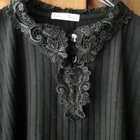 Дамска черна блуза с дълъг ръкав и дантелена яка, снимка 1 - Блузи с дълъг ръкав и пуловери - 25242122