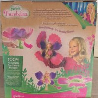 Колекционерска Barbie Blooming Thumbelina 2008 г , снимка 16 - Кукли - 23111432