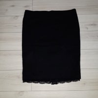 Черна къса пола с дантела отдолу марка Sisley , снимка 1 - Поли - 24540279