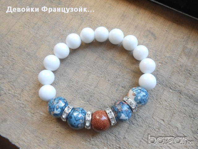 Гривна от естествени камъни - Бяло и синьо, снимка 2 - Гривни - 8584565