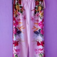 Сатенен панталон със флорални мотиви в бледо розов цвят, снимка 1 - Панталони - 25642902