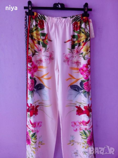 Сатенен панталон със флорални мотиви в бледо розов цвят, снимка 1