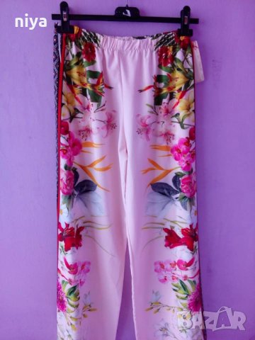 Сатенен панталон със флорални мотиви в бледо розов цвят, снимка 1 - Панталони - 25642902