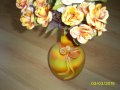 Керамична ваза с изкуствени цветя, снимка 1 - Декорация за дома - 24563193