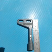Ключ метален-триъгален, снимка 1 - Други ценни предмети - 25477892