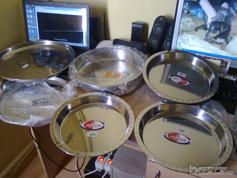 ДВА КРЪГЛИ ПОДНОСА И ТАВА ЗА ПЕЧЕНЕ, снимка 1