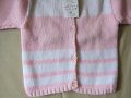 Прекрасна машинно плетена жилетка в бяло и розово размер 30, нова, снимка 2