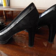 Продавам черни велурено-лачени обувки на ток, снимка 3 - Дамски обувки на ток - 10841969