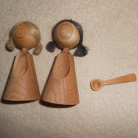 Дървени малки кукли и свещник , снимка 1 - Антикварни и старинни предмети - 23623488
