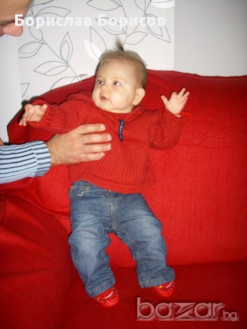 Червен пуловер с качулка, снимка 7 - Жилетки и елечета за бебе - 17352889