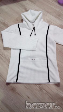 Спортна бяла блузка, снимка 1 - Блузи с дълъг ръкав и пуловери - 17735829