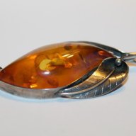 Сребърна висулка с естествен кехлибар, снимка 3 - Колиета, медальони, синджири - 18021237