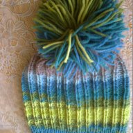 Ръчно плетена шапка с понпон , снимка 6 - Шапки - 13393243