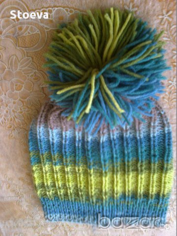 Ръчно плетена шапка с понпон , снимка 6 - Шапки - 13393243