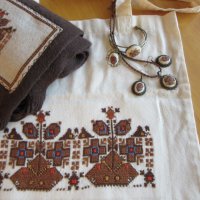 Ръчно бродирани аксесоари шал , торбичка и бижута с българска шевица, снимка 2 - Чанти - 26168840