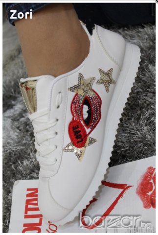 Спортни обувки в бяло с усмивка и звезда
