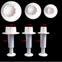 3 малки къдрави кръгчета пластмасови форми резци с бутало за украса торта с фондан сладки, снимка 1 - Форми - 23010824