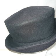 ПРОМО ЦЕНА Нови Елегантна шапка с периферия в черно и червено, снимка 1 - Шапки - 9172152
