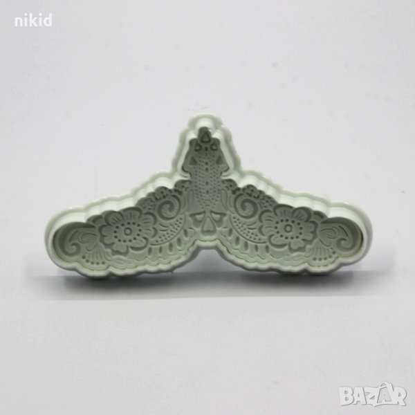 Тип Тиара с цветя дантелена форма пластмасова форма резец с бутало за фондан сладки и торта, снимка 1