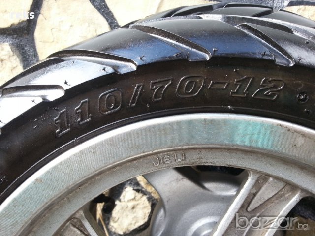 2 броя гуми и джанти за скутер 110/70/12, снимка 5 - Гуми и джанти - 10098803